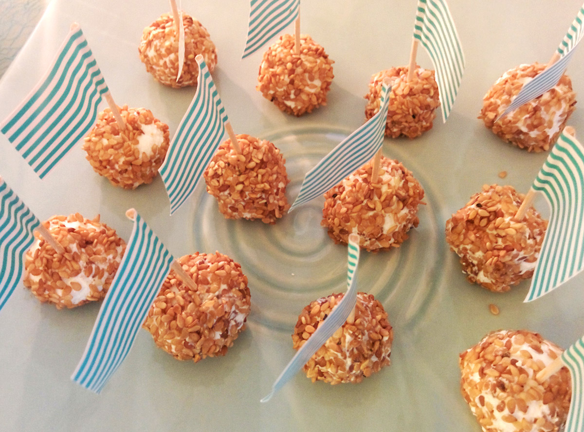 aperitif_boulettes_chevre_frais_graines_sesame