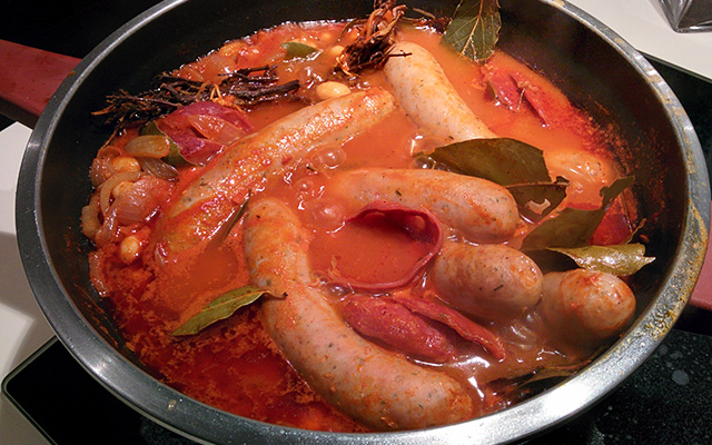 Recette du cassoulet maison aux haricots blancs, saucisses et chorizo