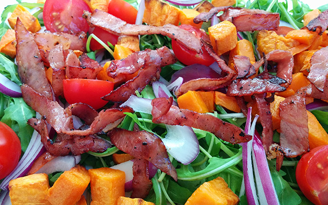 Salade de patate douce, roquette, tomates cerises et bacon