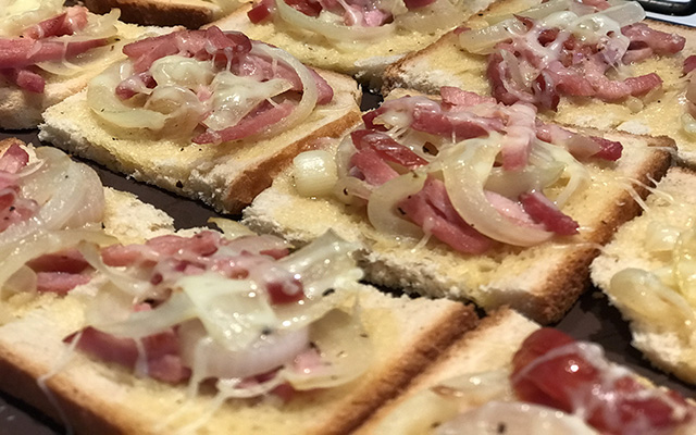 Recette des tartines gratinées aux oignons et au bacon - Mon Menu de la Semaine